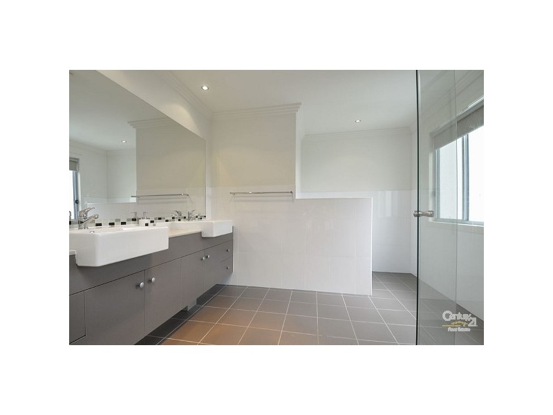 27 Port Peyra Crescent, Varsity Lakes QLD 4227