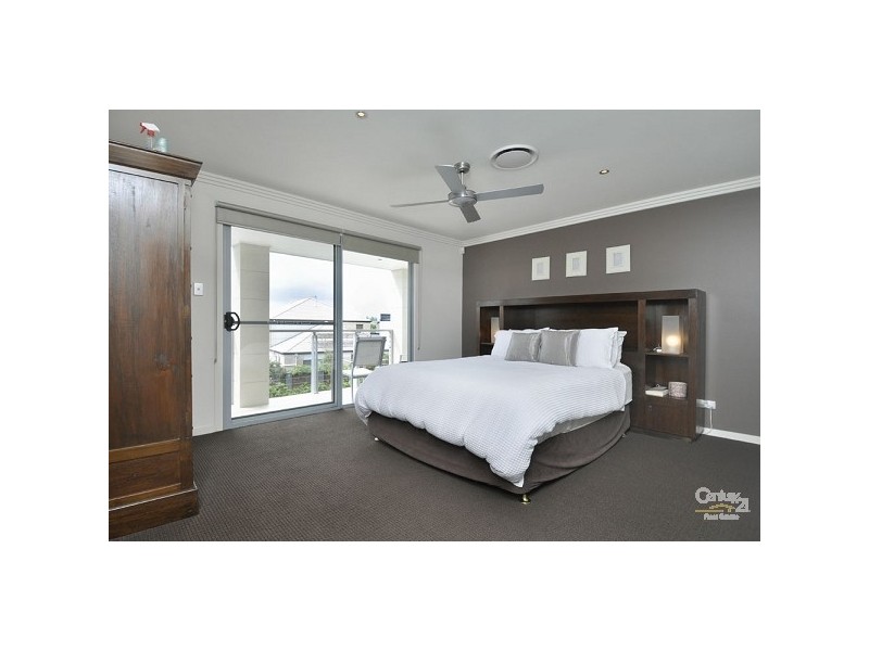 27 Port Peyra Crescent, Varsity Lakes QLD 4227