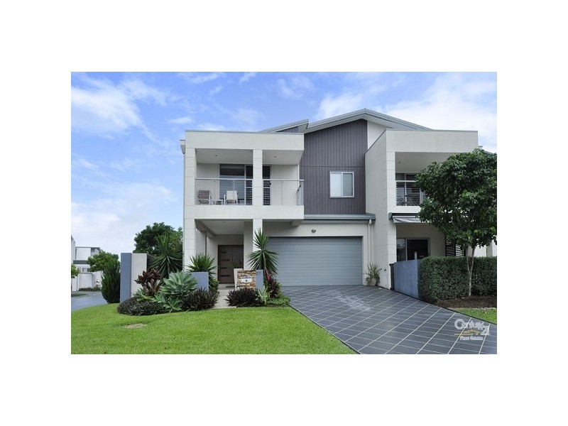 27 Port Peyra Crescent, Varsity Lakes QLD 4227