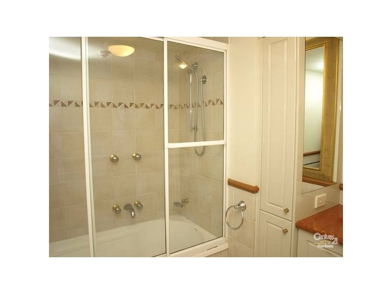 24 Queensland Avenue  The Phoenician, Broadbeach QLD 4218