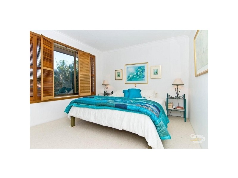 18 Alma Street, Broadbeach Waters QLD 4218