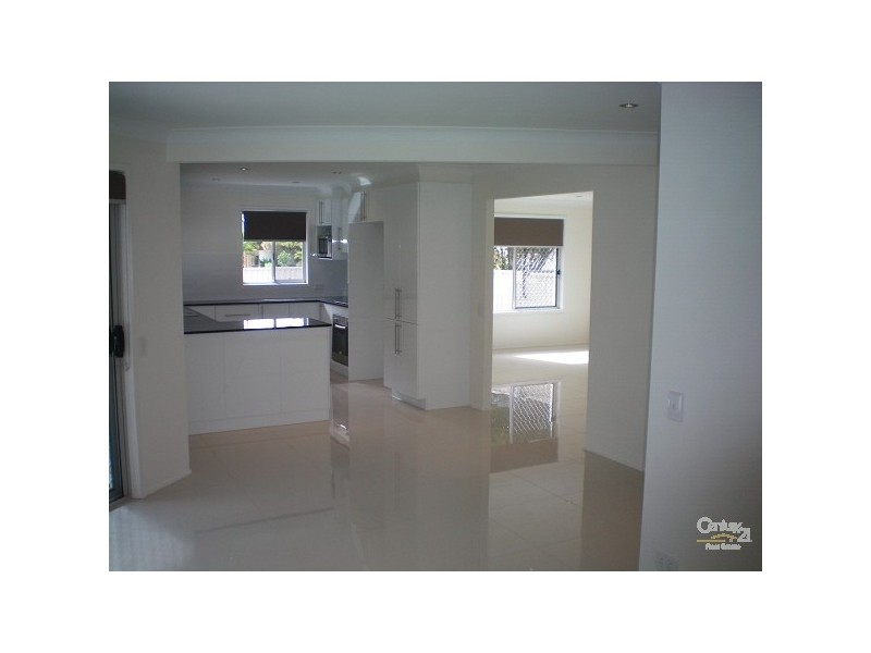 33 Gretel Drive, Mermaid Waters QLD 4218