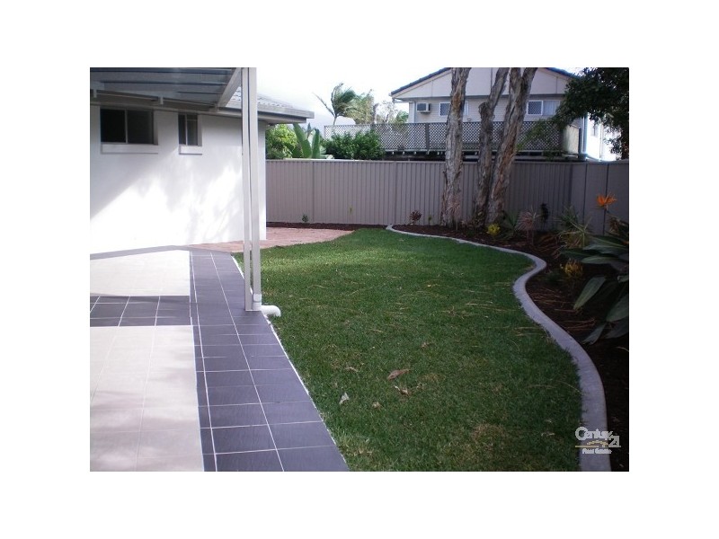 33 Gretel Drive, Mermaid Waters QLD 4218