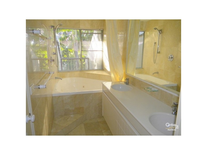 142/125 Santa Cruz Blvd, Clear Island Waters QLD 4226