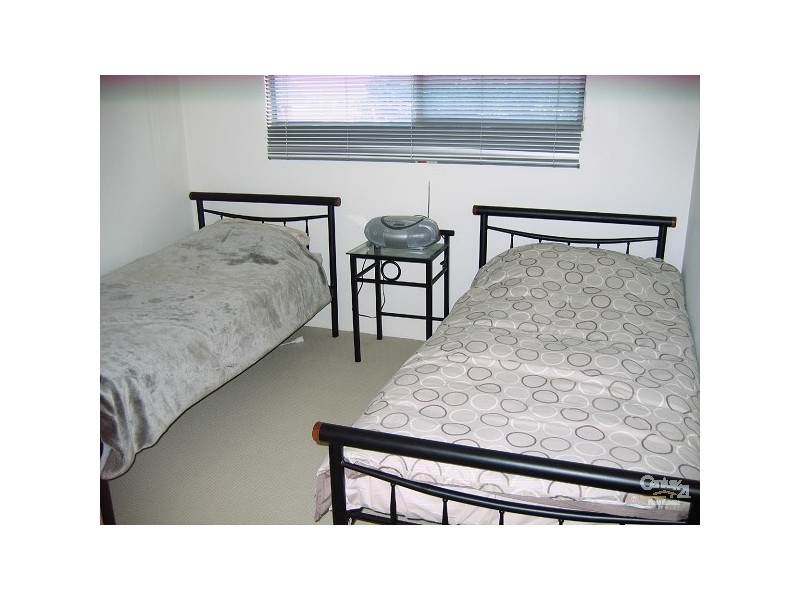 8 Duet Drive, Mermaid Waters QLD 4218