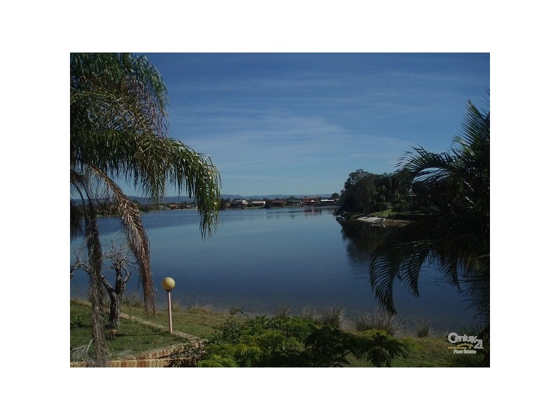 17 Kingfisher Crescent, Burleigh Waters QLD 4220