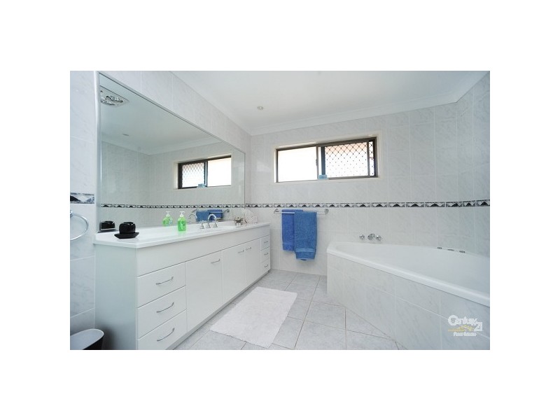 30 Bight Court, Mermaid Waters QLD 4218