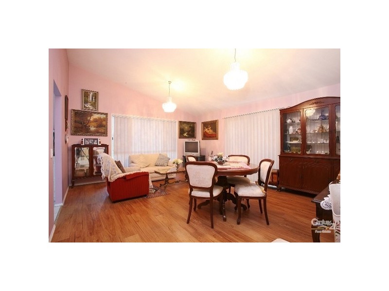 8 Meadowvale Street, Pacific Pines QLD 4211