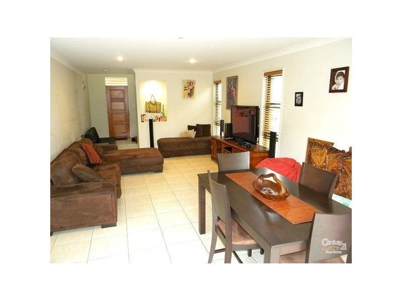 3/2 North Shore Avenue, Varsity Lakes QLD 4227