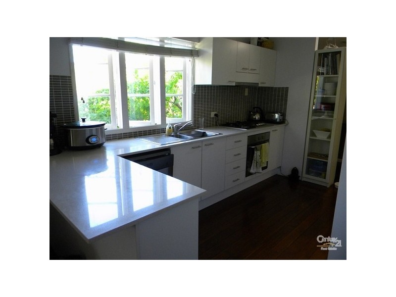 4 Lind Avenue, Southport QLD 4215