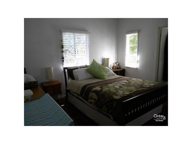 4 Lind Avenue, Southport QLD 4215