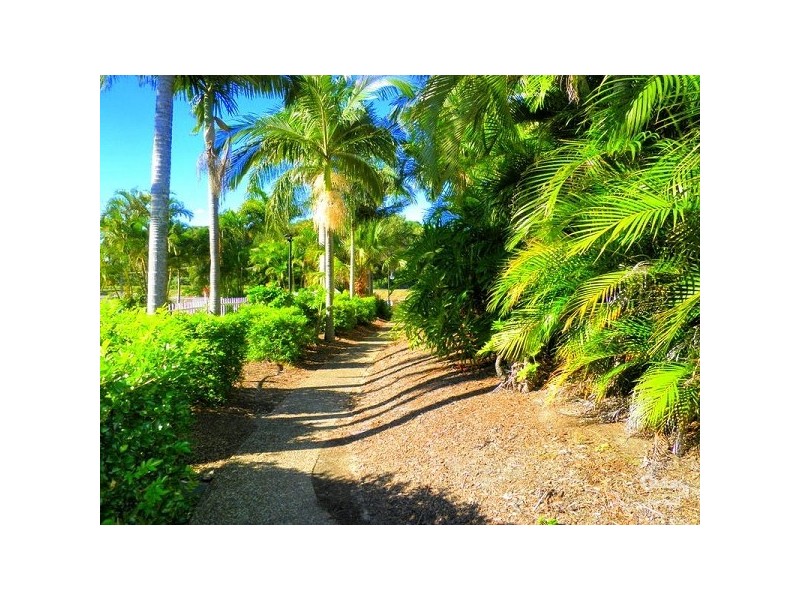 215 Cottesloe Drive, Mermaid Waters QLD 4218