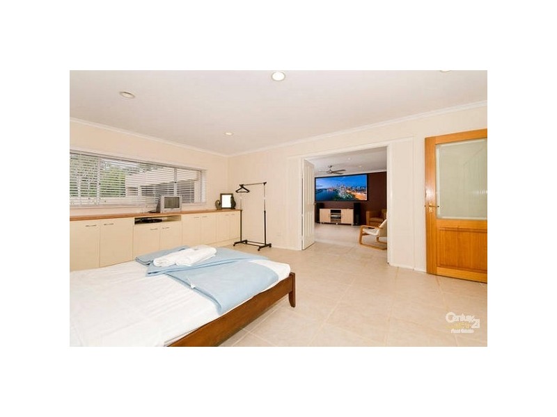7 Lakeside Avenue, Broadbeach Waters QLD 4218