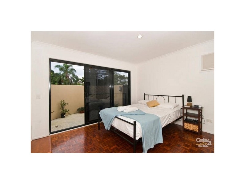 7 Lakeside Avenue, Broadbeach Waters QLD 4218