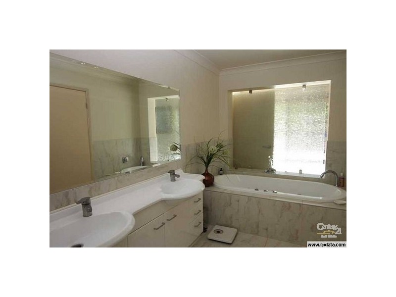 4 Riverbank Court, Ashmore QLD 4214