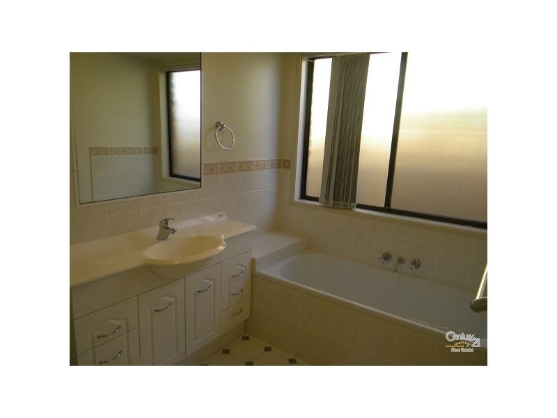 28 Pilot Court, Mermaid Waters QLD 4218