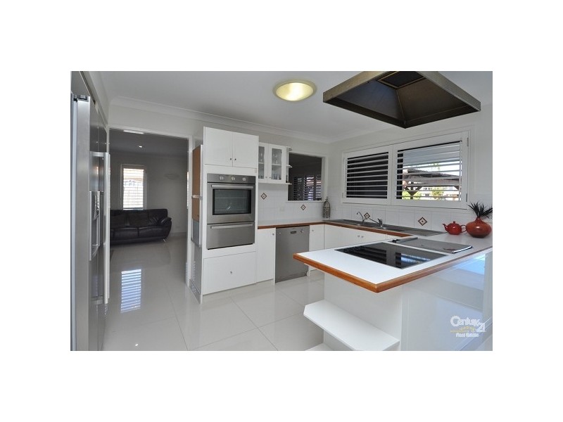 7 Firmin Court, Mermaid Waters QLD 4218