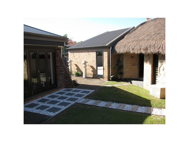 1 Sundowner Court, Mermaid Waters QLD 4218