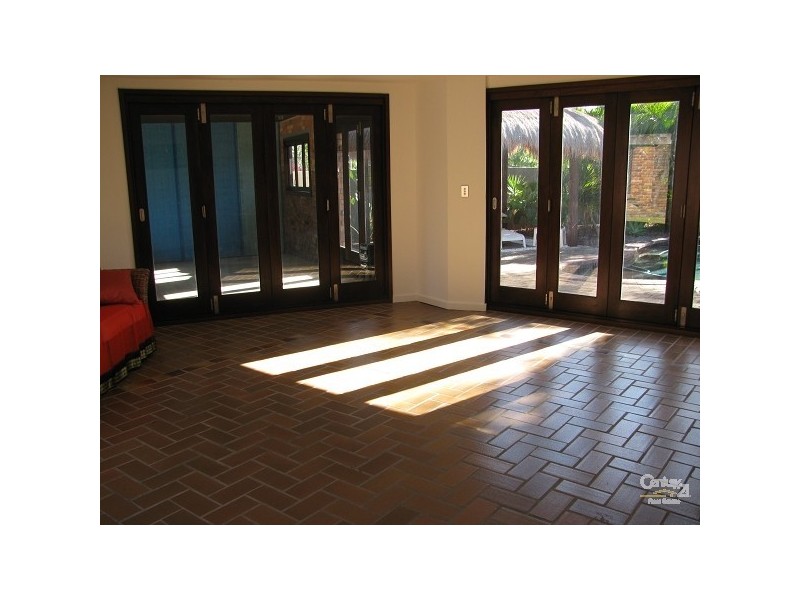 1 Sundowner Court, Mermaid Waters QLD 4218