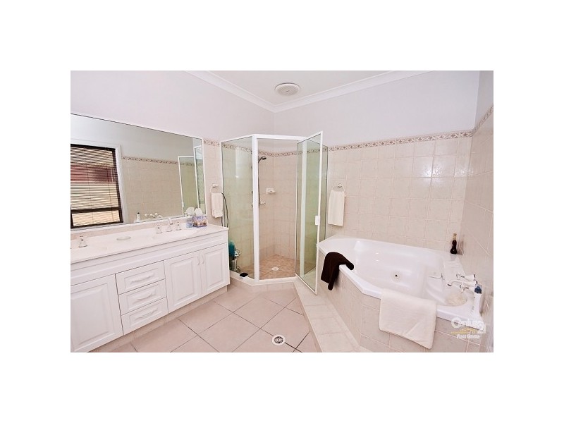 26 Arbuthnot Parade, Benowa QLD 4217