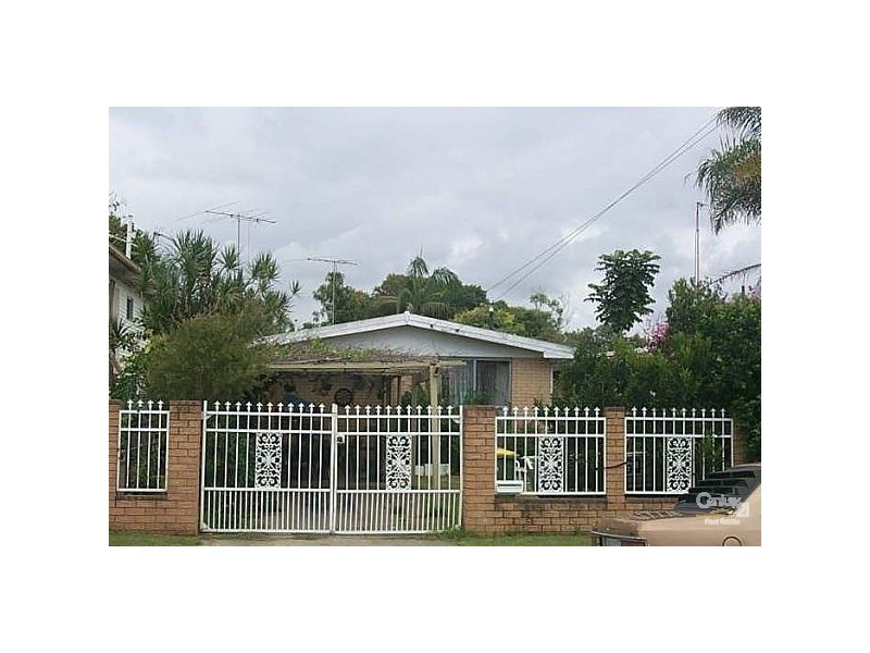 11 Hillcrest Parade, Miami QLD 4220