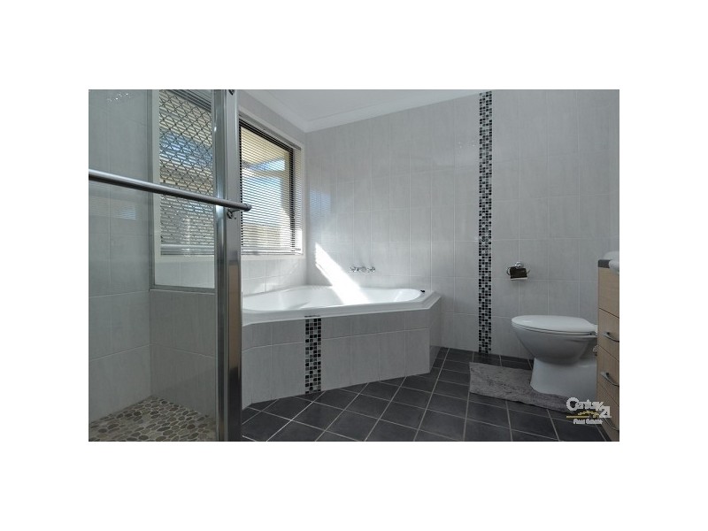 4 Splice Street, Mermaid Waters QLD 4218