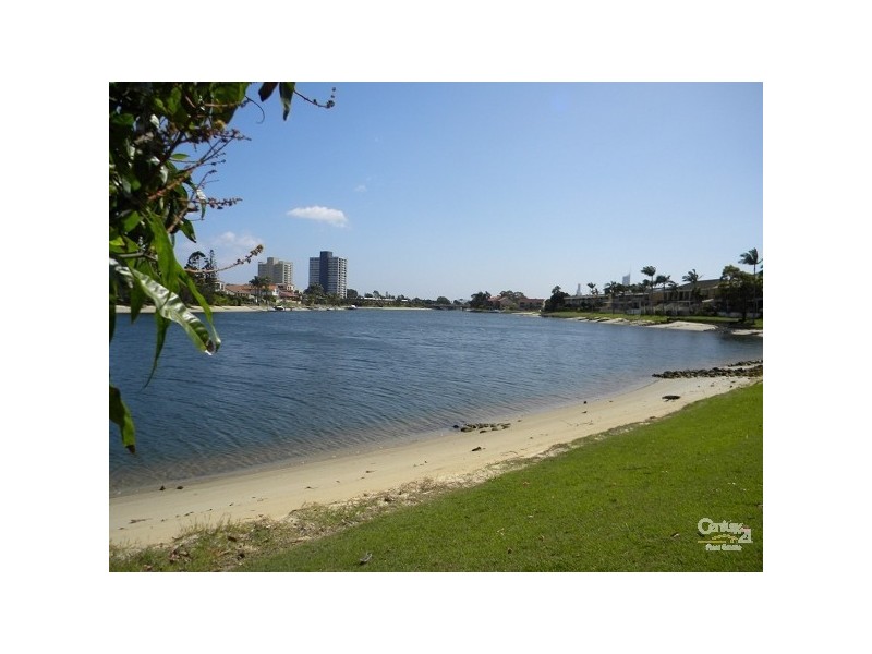 2/4 Aquila Court, Mermaid Waters QLD 4218