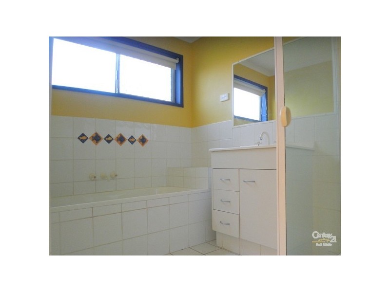 142 Bamboo Avenue, Benowa QLD 4217