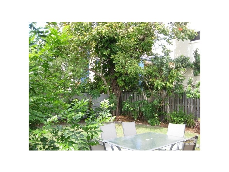 2/145 Sunshine Parade, Miami QLD 4220