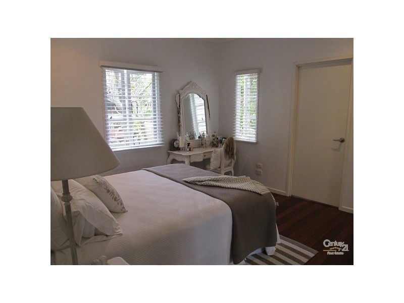 4 Lind Avenue, Southport QLD 4215