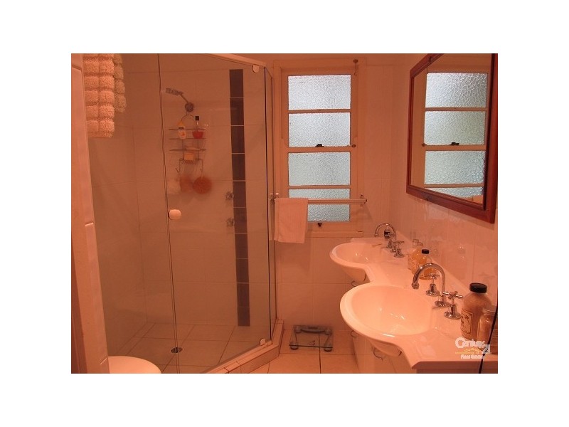 4 Lind Avenue, Southport QLD 4215