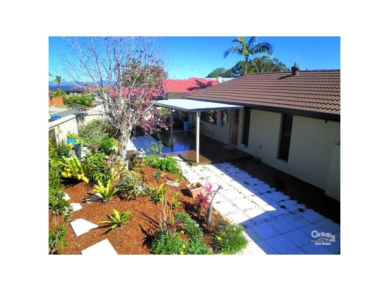 2 Peter Blondell Drive, Mermaid Waters QLD 4218