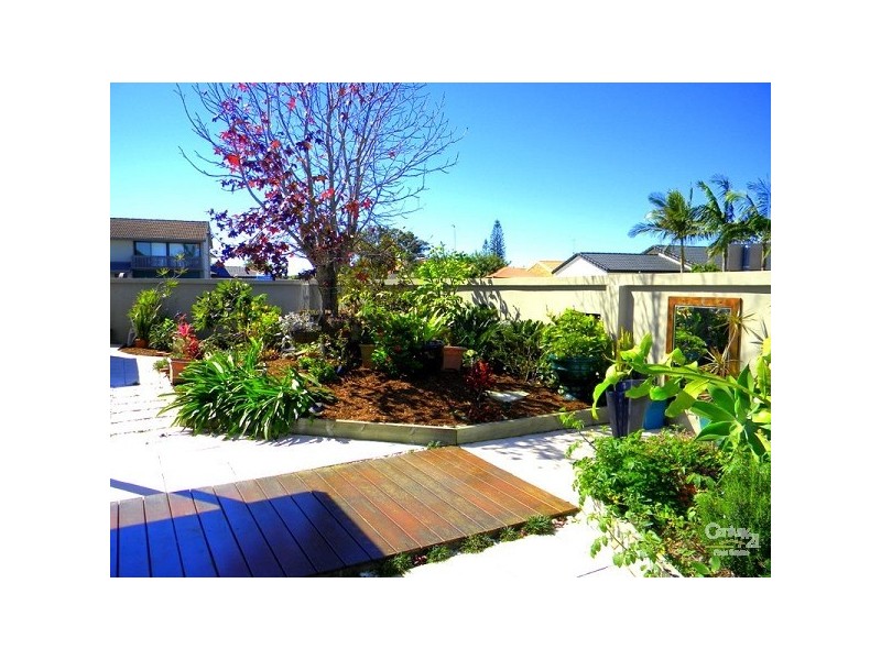 2 Peter Blondell Drive, Mermaid Waters QLD 4218