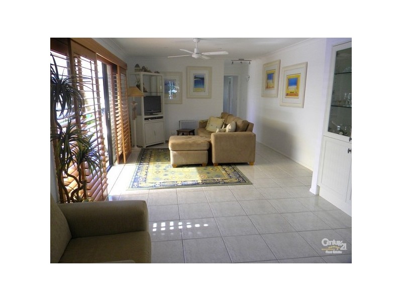 2 Peter Blondell Drive, Mermaid Waters QLD 4218