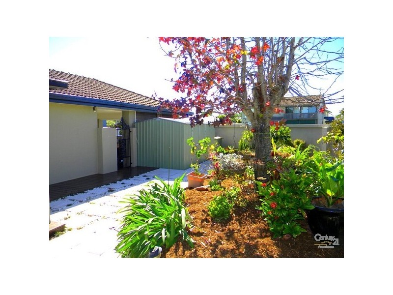 2 Peter Blondell Drive, Mermaid Waters QLD 4218