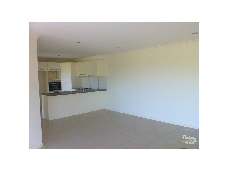 2/1 Fortescue Street, Pacific Pines QLD 4211