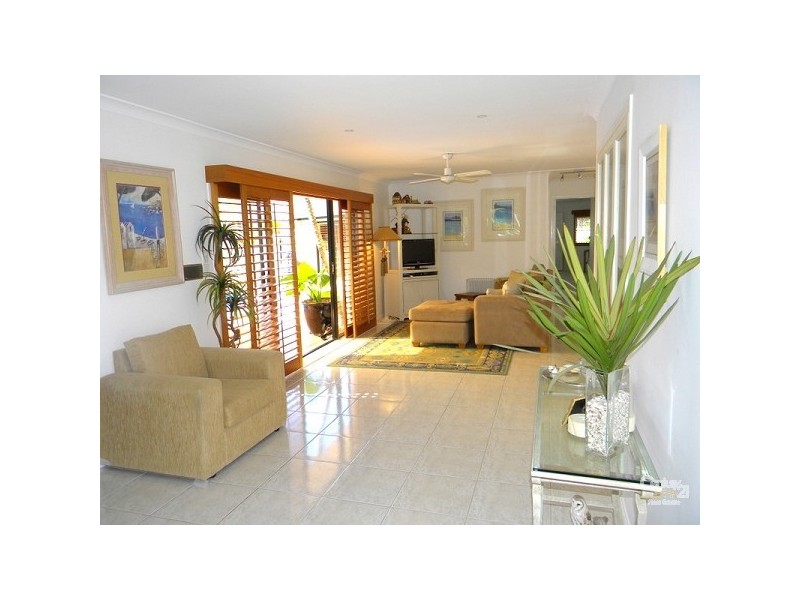 2 Peter Blondell Drive, Mermaid Waters QLD 4218