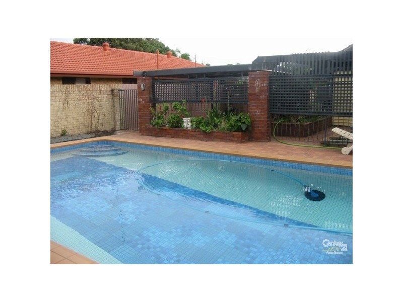 3 Kinloch Avenue, Benowa QLD 4217