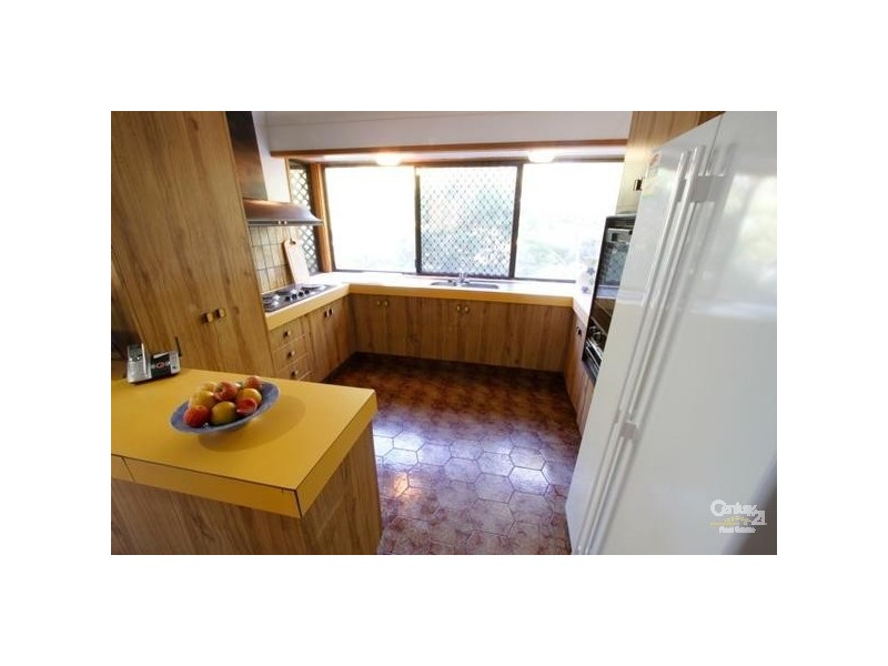 8 Cruiser Court, Mermaid Waters QLD 4218