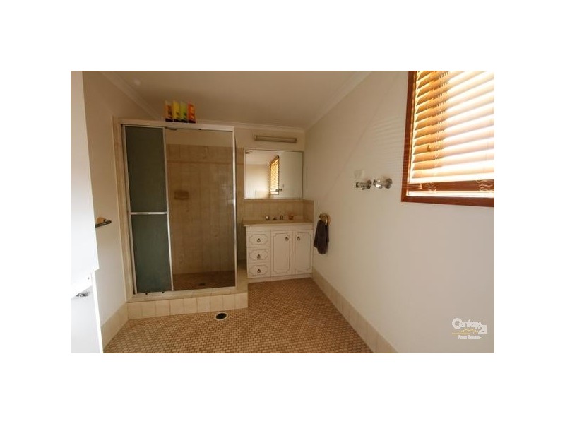 8 Cruiser Court, Mermaid Waters QLD 4218