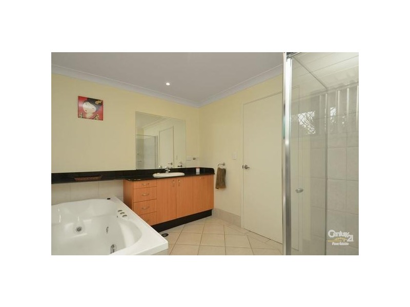 17 Southerly Street, Mermaid Waters QLD 4218