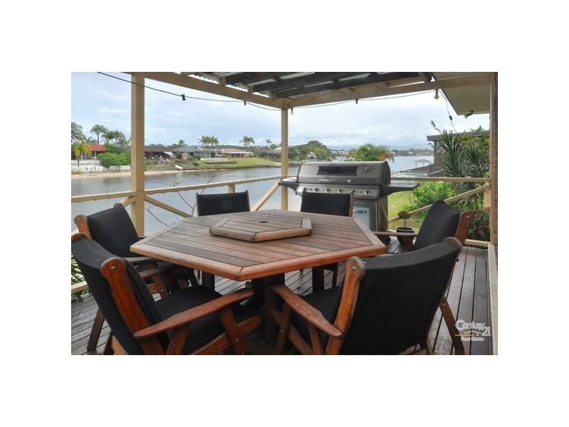 20 McIlwain Drive, Mermaid Waters QLD 4218