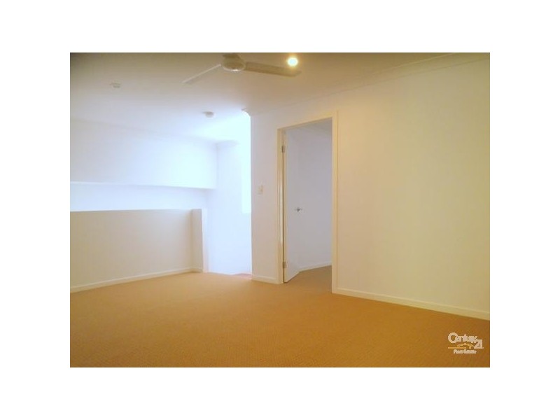 2/68 Eugaree street, Southport QLD 4215