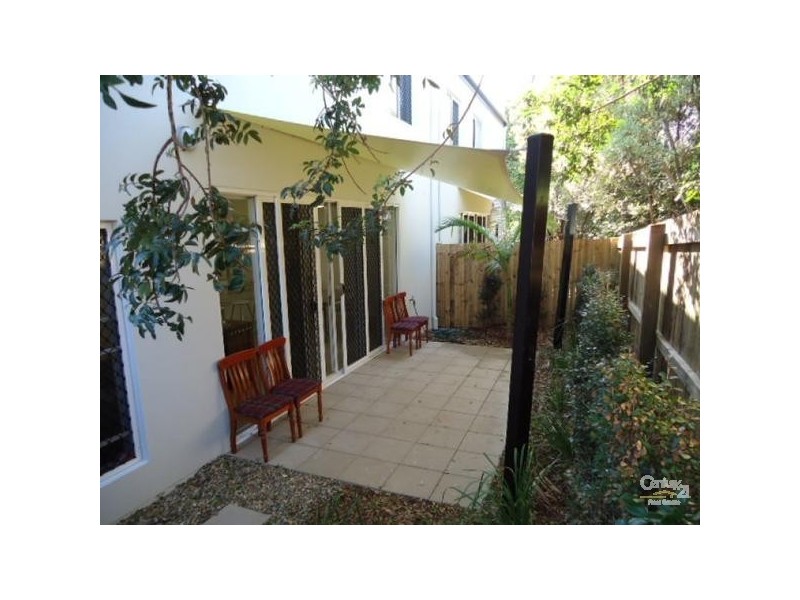 2/68 Eugaree street, Southport QLD 4215