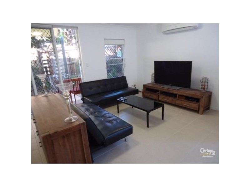 2/68 Eugaree street, Southport QLD 4215