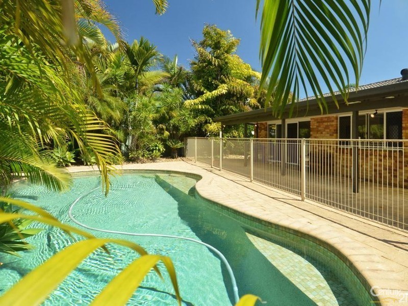 8 Coronet Crescent, Burleigh Waters QLD 4220