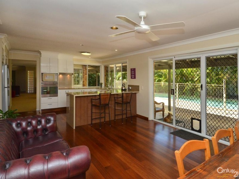 8 Coronet Crescent, Burleigh Waters QLD 4220