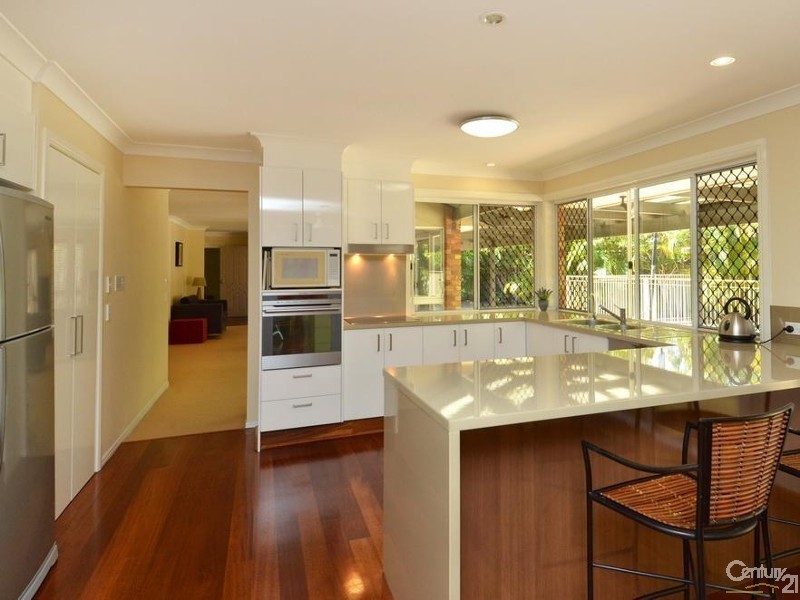 8 Coronet Crescent, Burleigh Waters QLD 4220