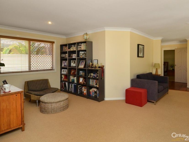 8 Coronet Crescent, Burleigh Waters QLD 4220