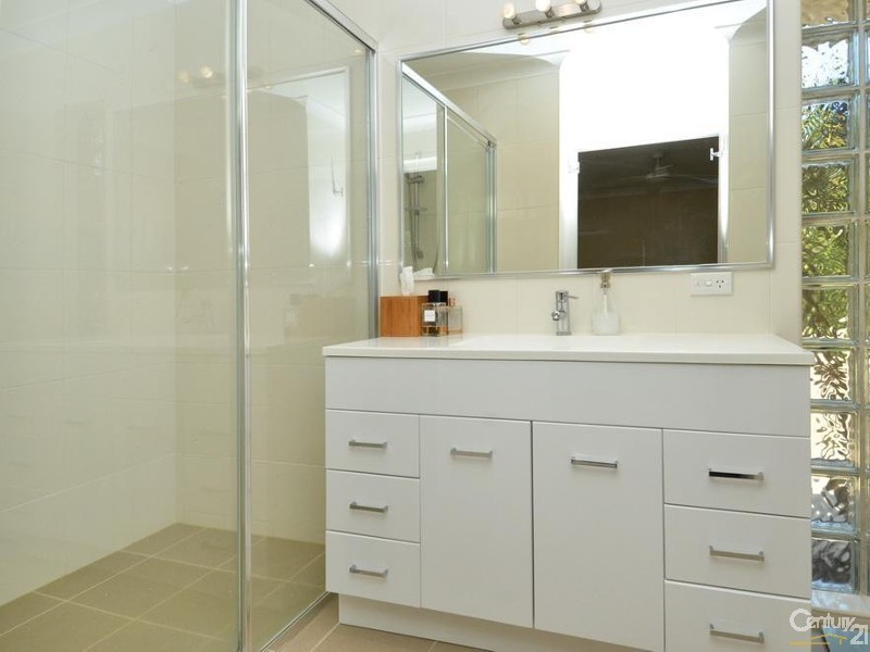 8 Coronet Crescent, Burleigh Waters QLD 4220